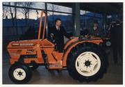 Landwirtschaftliche Hauptgenossenschaft: Traktorenübergabe für Kindergärten (Originaltitel)