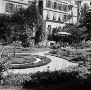 Sonnenschirm (Positivo) di Foto Hermann Frass, Bozen,Hermann Frass (1953/09/01 - 1953/09/93)