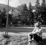 Tennisplatz Gossensaß (Positivo) di Foto Hermann Frass, Bozen,Hermann Frass (1956/08/01 - 1956/08/31)