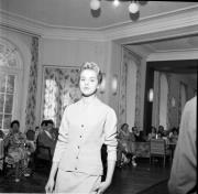 Damenkleidung (Positivo) di Foto Hermann Frass, Bozen,Hermann Frass (1956/08/01 - 1956/08/31)