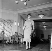 Damenkleidung (Positivo) di Foto Hermann Frass, Bozen,Hermann Frass (1956/08/01 - 1956/08/31)