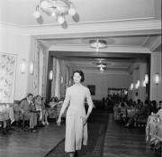 Damenkleidung (Positivo) di Foto Hermann Frass, Bozen,Hermann Frass (1956/08/01 - 1956/08/31)