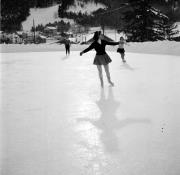 Eisläufer (Positivo) di Foto Hermann Frass, Bozen,Hermann Frass (1957/02/01 - 1957/02/28)