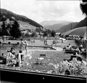 Lido Kastelruth-Überwasser (St. Ulrich) (Positivo) di Foto Hermann Frass, Bozen,Hermann Frass (1957/08/01 - 1957/08/31)