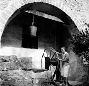 Brunnen in Bozen auf Runkelstein (Positivo) di Foto Hermann Frass, Bozen,Hermann Frass (1960/01/01 - 1960/12/31)