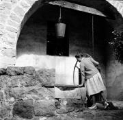 Brunnen in Bozen auf Runkelstein (Positivo) di Foto Hermann Frass, Bozen,Hermann Frass (1960/01/01 - 1960/12/31)