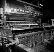 Abfüllmaschine (in Flaschen) (Positivo) di Foto Hermann Frass, Bozen,Hermann Frass (1965/06/01 - 1965/06/63)