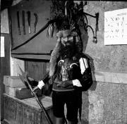 Saltner/Weinbergwache/Guardia campestre (Positivo) di Foto Hermann Frass, Bozen,Hermann Frass (1950/01/01 - 1970/12/31)