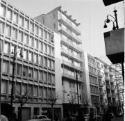 Baumbepflanzung in Siedlungen (Positivo) di Foto Hermann Frass, Bozen,Hermann Frass (1959/01/01 - 1959/01/31)