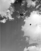 Fallschirmspringer (Positivo) di Foto Hermann Frass, Bozen,Hermann Frass (1960/01/01 - 1979/12/31)