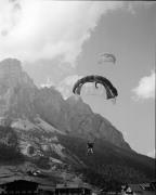Fallschirmspringer (Positivo) di Foto Hermann Frass, Bozen,Hermann Frass (1960/01/01 - 1979/12/31)