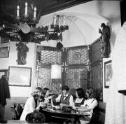 Tischgesellschaft (Positivo) di Foto Hermann Frass, Bozen,Hermann Frass (1950/01/01 - 1975/01/31)