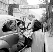 Automobil um 1950 (Positivo) di Foto Hermann Frass, Bozen,Hermann Frass (1954/04/41 - 1954/04/41)