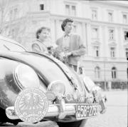 Automobil um 1950 (Positivo) di Foto Hermann Frass, Bozen,Hermann Frass (1954/04/41 - 1954/04/41)