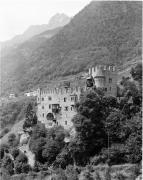 Schloß Brunnenburg (Tirol bei Meran) (Positivo) di Foto Hermann Frass, Bozen,Hermann Frass (1950/01/01 - 1975/12/31)
