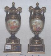 Dekorationsvasen mit Deckel auf profiliertem Sockel