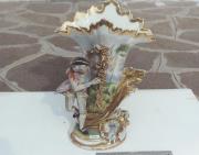 Vase auf Sockel, Kavalier mit Girlanden