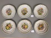 Teller mit Blumen- und Früchtedekor, flach, Fayence