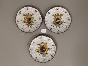 Teller mit Wappendekor, Fayence