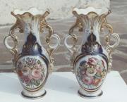 Amphoren mit Blumendekor in blaugoldenem Medaillon