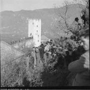 Kundgebung Schloß Sigmundskron 1957 (Positivo) di Foto Hermann Frass, Bozen,Hermann Frass (1957/11/17 - 1957/11/17)