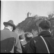 Kundgebung Schloß Sigmundskron 1957 (Positivo) di Foto Hermann Frass, Bozen,Hermann Frass (1957/11/17 - 1957/11/17)