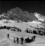 Skifahrer (Positivo) di Foto Elisabeth Fuchs-Hauffen, Überlingen/Bodensee,Fuchs-Hauffen, Elisabeth (1968/03/01 - 1968/03/31)