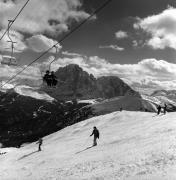 Skifahrer (Positivo) di Foto Elisabeth Fuchs-Hauffen, Überlingen/Bodensee,Fuchs-Hauffen, Elisabeth (1977/03/01 - 1977/03/31)