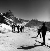 Skifahrer (Positivo) di Foto Elisabeth Fuchs-Hauffen, Überlingen/Bodensee,Fuchs-Hauffen, Elisabeth (1968/03/01 - 1968/03/31)