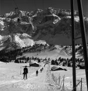 Skifahrer (Positivo) di Foto Elisabeth Fuchs-Hauffen, Überlingen/Bodensee,Fuchs-Hauffen, Elisabeth (1968/03/01 - 1968/03/31)