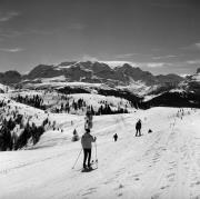 Skifahrer (Positivo) di Foto Elisabeth Fuchs-Hauffen, Überlingen/Bodensee,Fuchs-Hauffen, Elisabeth (1971/03/01 - 1971/03/31)