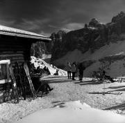 Skifahrer (Positivo) di Foto Elisabeth Fuchs-Hauffen, Überlingen/Bodensee,Fuchs-Hauffen, Elisabeth (1966/02/01 - 1966/02/28)