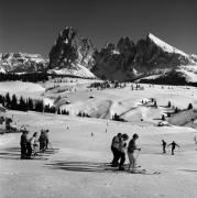 Skifahrer (Positivo) di Foto Elisabeth Fuchs-Hauffen, Überlingen/Bodensee,Fuchs-Hauffen, Elisabeth (1968/03/01 - 1968/03/31)