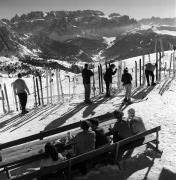 Skifahrer (Positivo) di Foto Elisabeth Fuchs-Hauffen, Überlingen/Bodensee,Fuchs-Hauffen, Elisabeth (1971/03/01 - 1971/03/31)