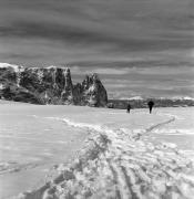 Skifahrer (Positivo) di Foto Elisabeth Fuchs-Hauffen, Überlingen/Bodensee,Fuchs-Hauffen, Elisabeth (1963/02/01 - 1963/02/28)