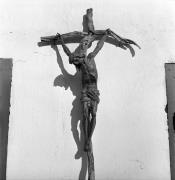 Skulptur: Kruzifix, Holz (Positivo) di Foto Elisabeth Fuchs-Hauffen, Überlingen/Bodensee,Fuchs-Hauffen, Elisabeth (1963/02/01 - 1963/02/28)