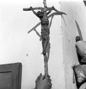 Skulptur: Kruzifix, Holz (Positivo) di Foto Elisabeth Fuchs-Hauffen, Überlingen/Bodensee,Fuchs-Hauffen, Elisabeth (1963/02/01 - 1963/02/28)