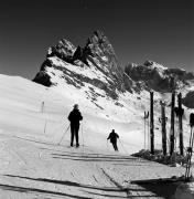 Skifahrer (Positivo) di Foto Elisabeth Fuchs-Hauffen, Überlingen/Bodensee,Fuchs-Hauffen, Elisabeth (1963/02/01 - 1963/02/28)