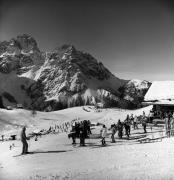 Skifahrer (Positivo) di Foto Elisabeth Fuchs-Hauffen, Überlingen/Bodensee,Fuchs-Hauffen, Elisabeth (1980/02/01 - 1980/02/28)