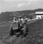 Heuernte (Grasernte) (Positivo) di Foto Elisabeth Fuchs-Hauffen, Überlingen/Bodensee,Fuchs-Hauffen, Elisabeth (1969/07/01 - 1969/07/31)