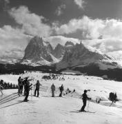 Skifahrer (Positivo) di Foto Elisabeth Fuchs-Hauffen, Überlingen/Bodensee,Fuchs-Hauffen, Elisabeth (1978/02/01 - 1978/02/28)