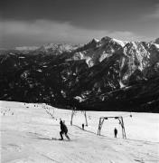 Skifahrer (Positivo) di Foto Elisabeth Fuchs-Hauffen, Überlingen/Bodensee,Fuchs-Hauffen, Elisabeth (1965/02/01 - 1965/02/28)