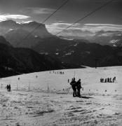 Skifahrer (Positivo) di Foto Elisabeth Fuchs-Hauffen, Überlingen/Bodensee,Fuchs-Hauffen, Elisabeth (1965/02/01 - 1965/02/28)