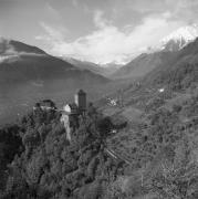 Schloss Tirol (Positivo) di Foto Elisabeth Fuchs-Hauffen, Überlingen/Bodensee,Fuchs-Hauffen, Elisabeth (1964/10/01 - 1964/10/31)