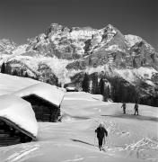 Skifahrer (Positivo) di Foto Elisabeth Fuchs-Hauffen, Überlingen/Bodensee,Fuchs-Hauffen, Elisabeth (1965/02/01 - 1965/02/28)