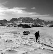 Skifahrer (Positivo) di Foto Elisabeth Fuchs-Hauffen, Überlingen/Bodensee,Fuchs-Hauffen, Elisabeth (1965/02/01 - 1965/02/28)