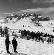 Skifahrer (Positivo) di Foto Elisabeth Fuchs-Hauffen, Überlingen/Bodensee,Fuchs-Hauffen, Elisabeth (1965/02/01 - 1965/02/28)