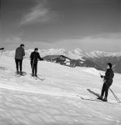 Skifahrer (Positivo) di Foto Elisabeth Fuchs-Hauffen, Überlingen/Bodensee,Fuchs-Hauffen, Elisabeth (1965/02/01 - 1965/02/28)