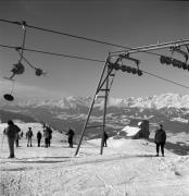 Skifahrer (Positivo) di Foto Elisabeth Fuchs-Hauffen, Überlingen/Bodensee,Fuchs-Hauffen, Elisabeth (1965/02/01 - 1965/02/28)