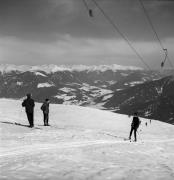 Skifahrer (Positivo) di Foto Elisabeth Fuchs-Hauffen, Überlingen/Bodensee,Fuchs-Hauffen, Elisabeth (1965/02/01 - 1965/02/28)